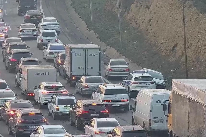 Bakının bir çox yollarında nəqliyyatın sıxlığı yaranıb
