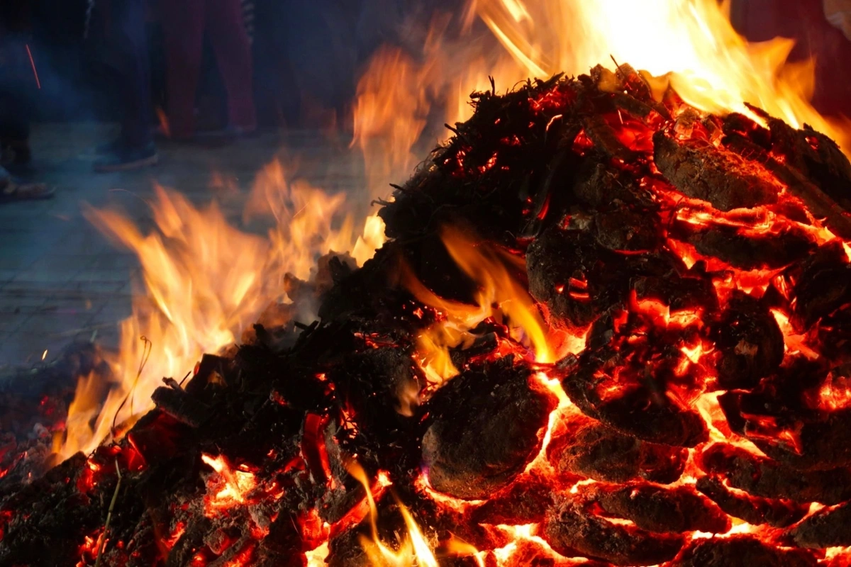 Dünən yanan ərazidən bu gün kişi meyiti tapıldı