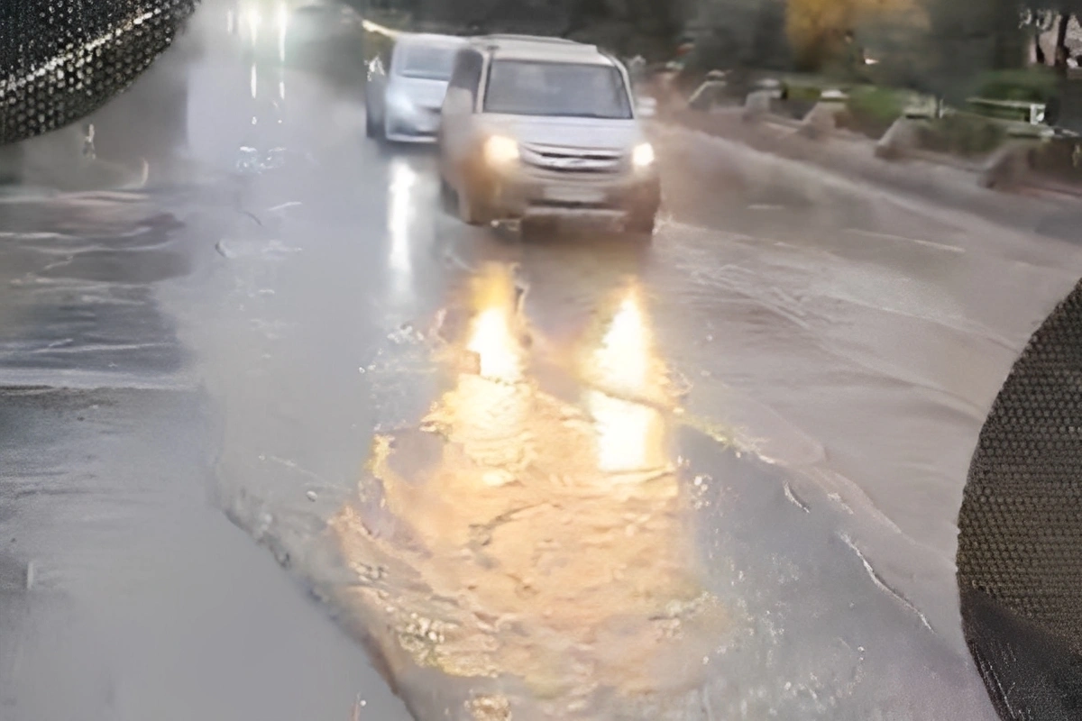 Xocalı prospektini su basıb, hərəkət çətinləşib