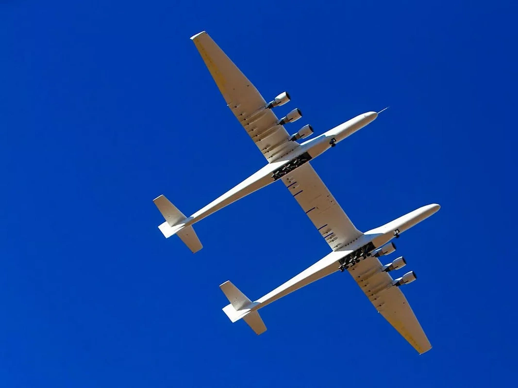 Kaliforniyada qanadları futbol meydançasından böyük olan nəhəng təyyarənin uçuşu baş tutub