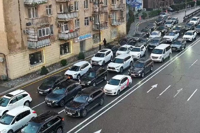 Paytaxtın bir sıra yollarında tıxac yaranıb