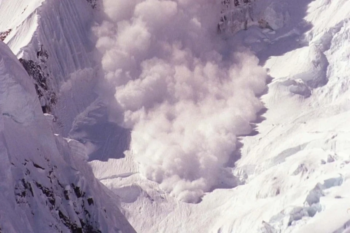 Gürcüstanda turistlər qar uçqununa düşüblər