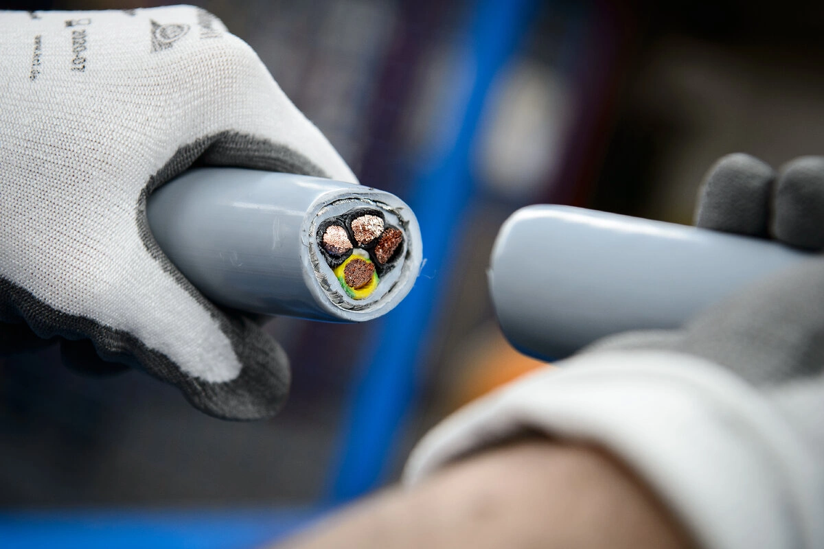 Fransada mis kabel oğruları milyonlarla avroluq sərvət toplayıblar