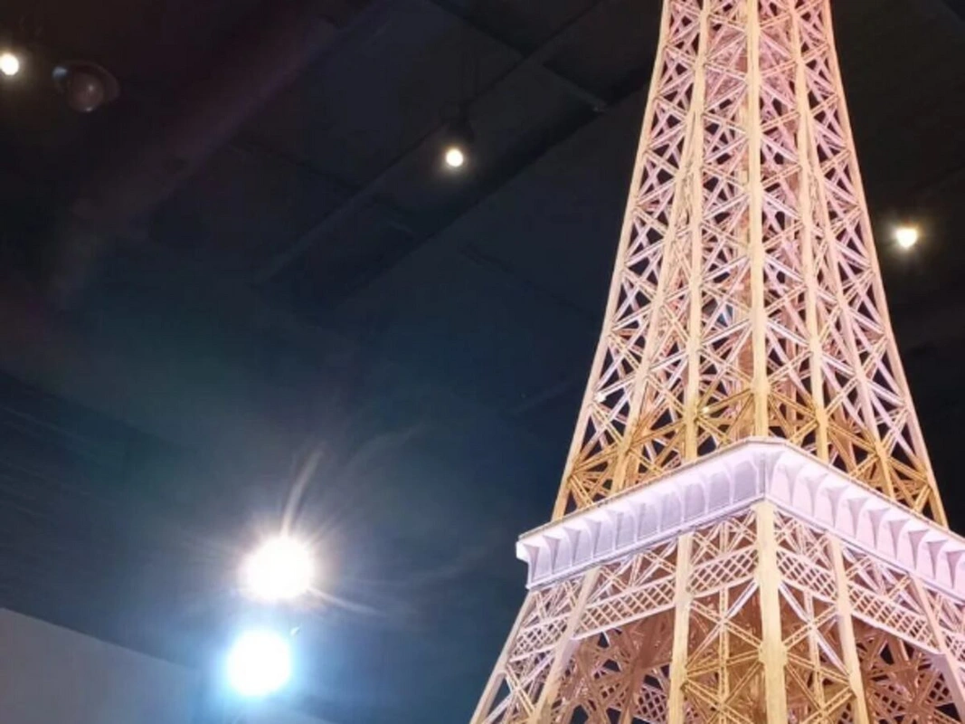 Amerikalı yeniyetmə diş çöplərindən Eyfel qülləsi quraraq dünya rekordu qırdı