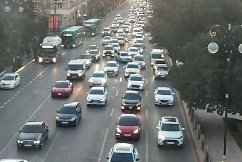 Həftənin ilk günü paytaxtın bir sıra yollarında tıxac yaranıb