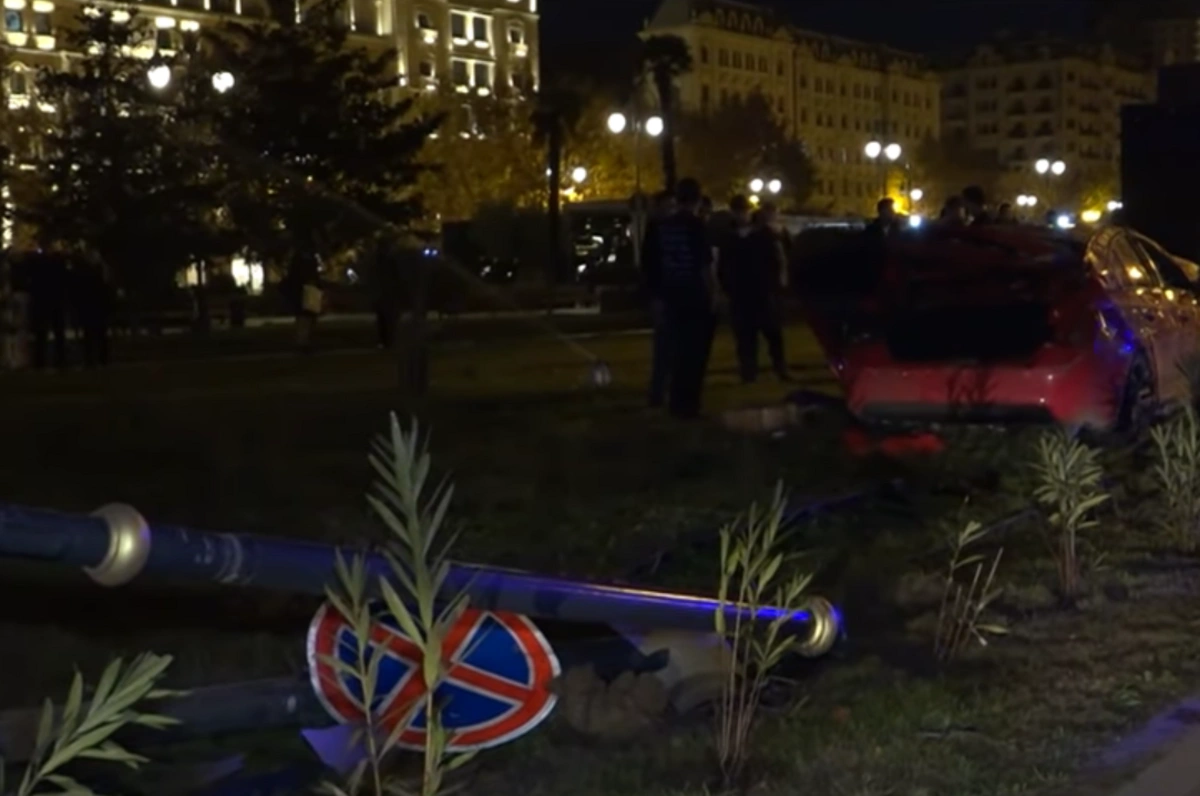 Gecə saatlarında Bakıda idarəetmədən çıxan avtomobil Qış parkına girib