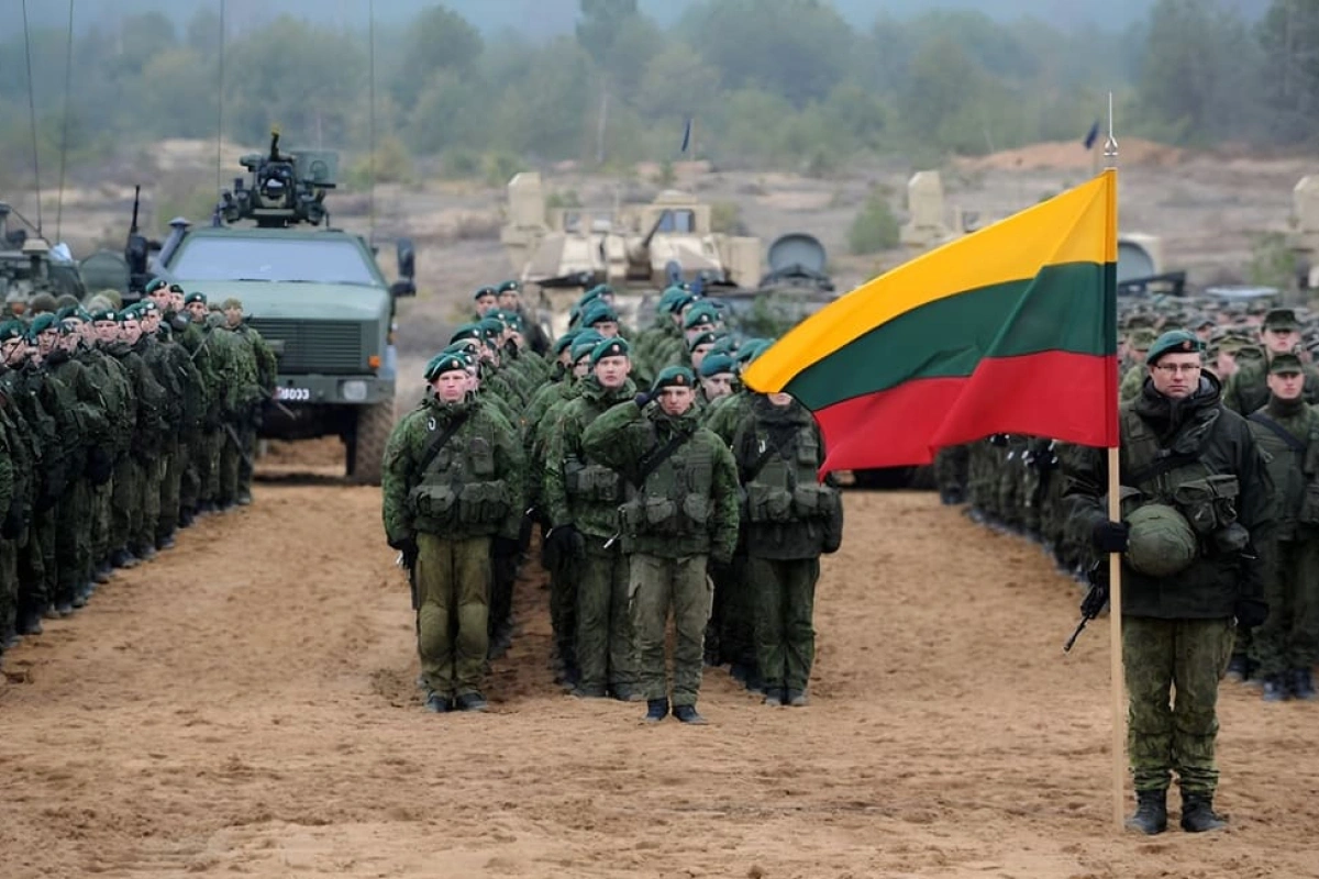 Litva məcburi hərbi xidməti bərpa edir