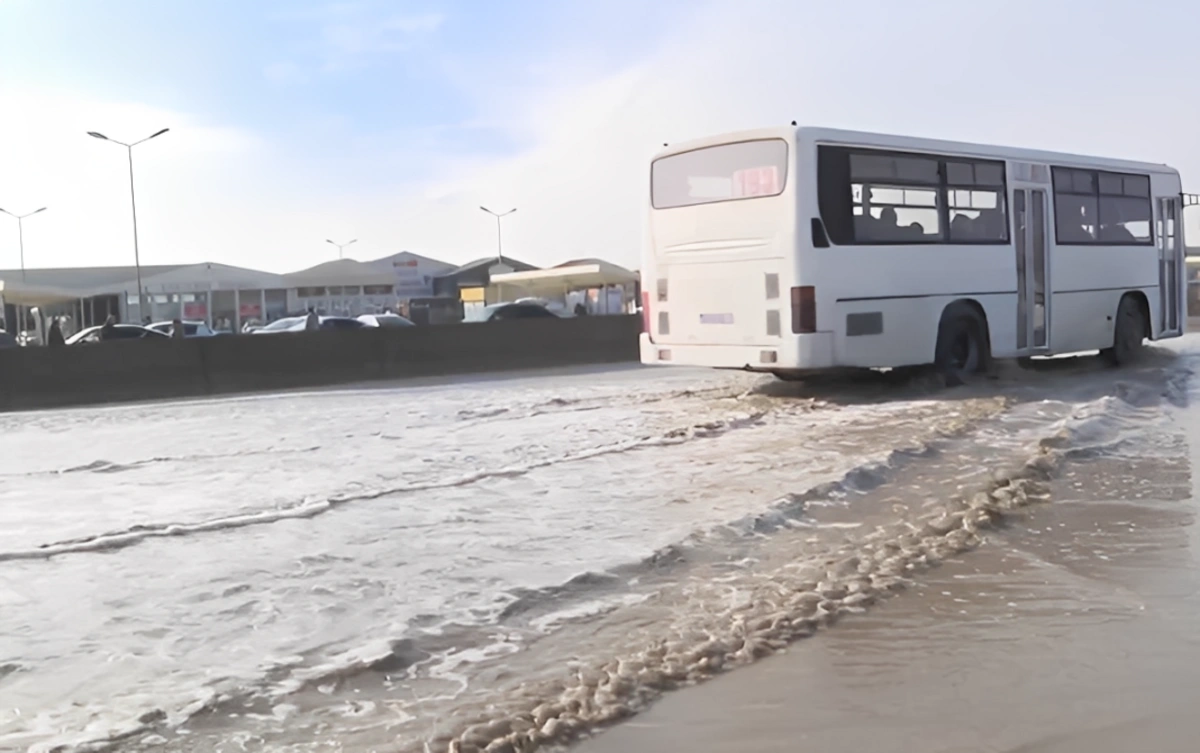Bakıda ticarət mərkəzinin qarşısında suyun içində yol: Piyadalar təhlükə ilə üz-üzə qalıblar