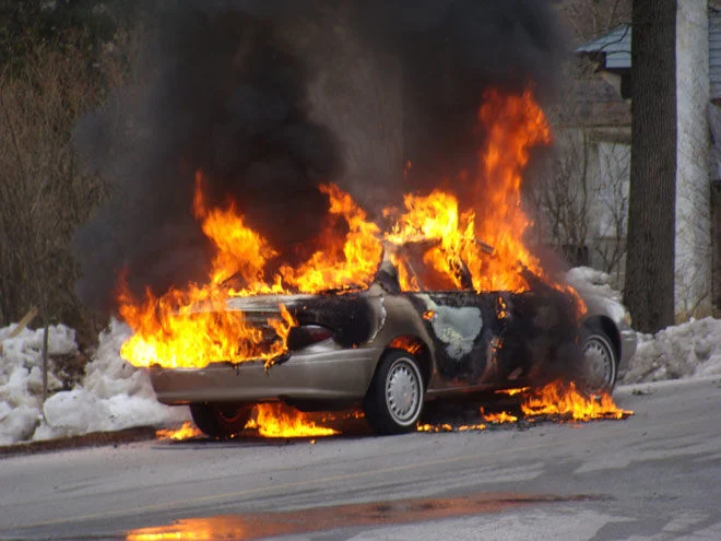 FHN Bakıda maşının tam yanmasının qarşısını aldı